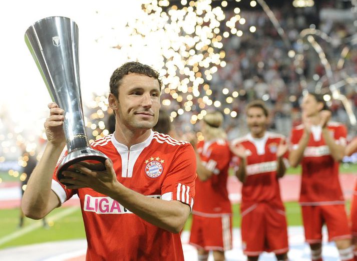 Mark Van Bommel með sigurlaunin í Audi Cup árið 2009, þá fyrirliði Bayern München.