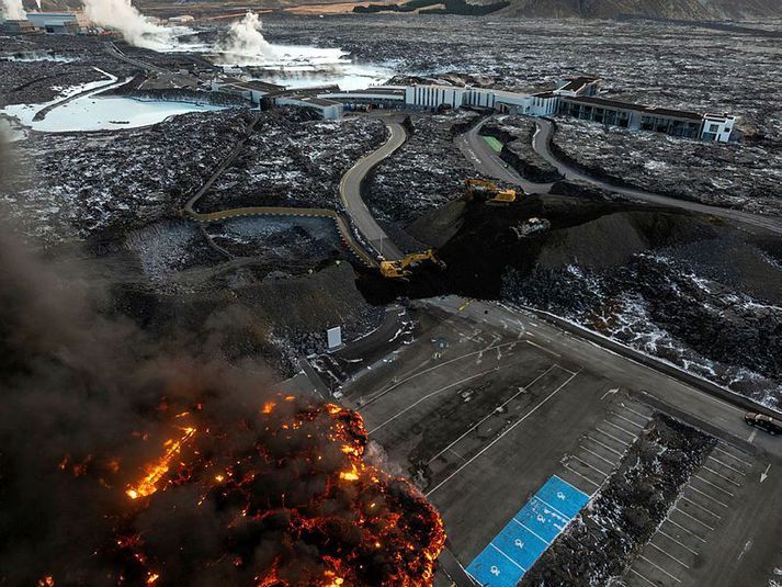 Bílaplanið við Bláa lónið fór undir hraun í gær.