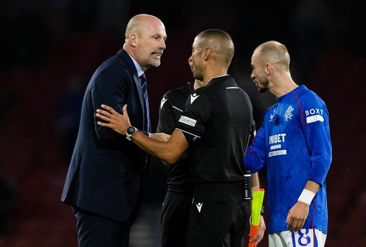 Philippe Clement ræðir við Marco Guida eftir leik Rangers og Dynamo Kiev.