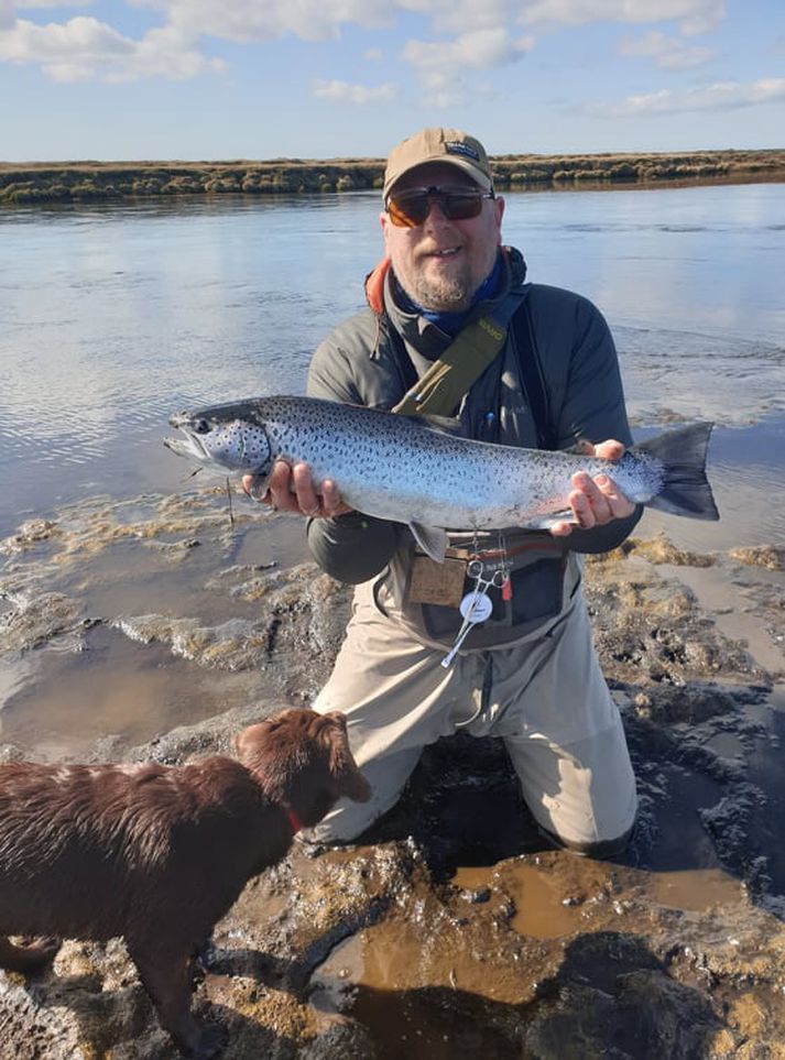 Hjörleifur Steinarsson með vænan birting úr Eldvatni.