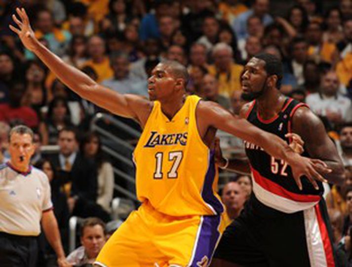 Andrew Bynum er hér í baráttu við Greg Oden hjá Portland, en þeir eru tveir af efnilegustu miðherjum NBA deildarinnar