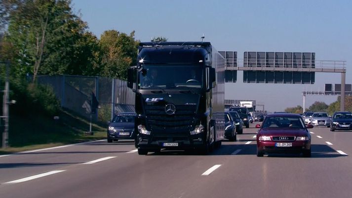 Mercedes Benz Actros flutningabíllinn á A8 hraðbrautinni.