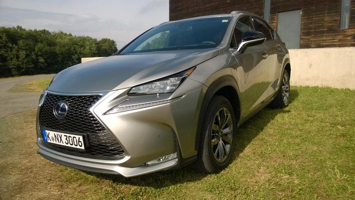 Lexus NX300h er með skörpum og hvössum línum.