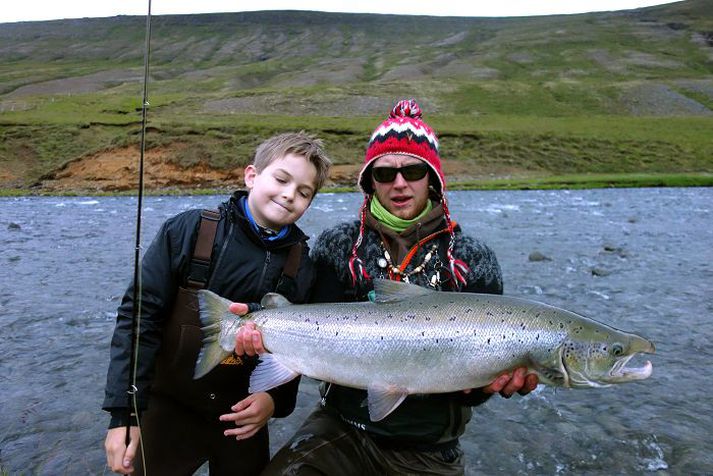 Max og Ólafur Ragnar með hinn ævintýralega fisk sem þeim tókst að landa í Hofsá í vikunni.