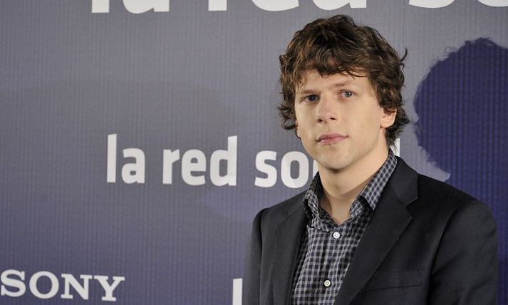 Jesse Eisenberg leikur aðalhlutverkið í kvikmyndinni 30 Minutes or Less. Það er fyrsta myndin hans eftir Zuckerberg-ævintýrið.