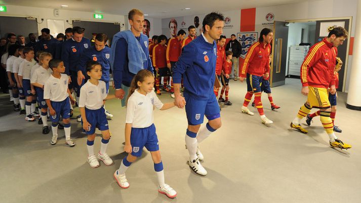 Iker Casillas og Frank Lampard leiða hér lið sín út á Wembley í gær.