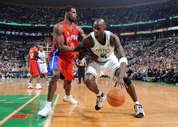 Kevin Garnett reynir hér að komast framhjá Antonio McDyess.