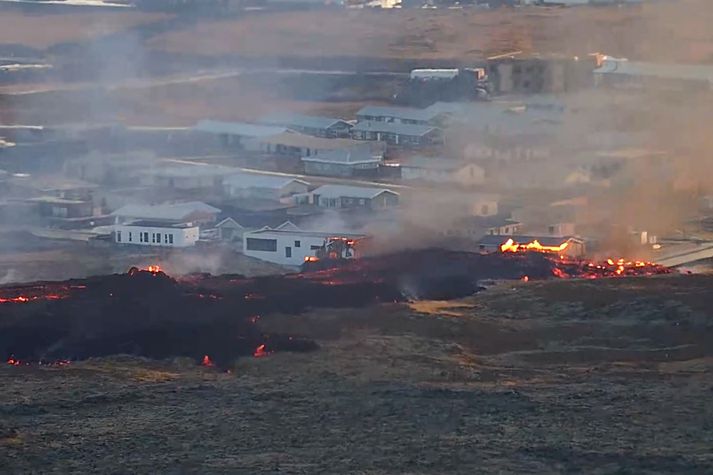 Mynd úr vefmyndavél frá því þegar hraunið rann á fyrstu húsin í Hópshverfinu í Grindavík.