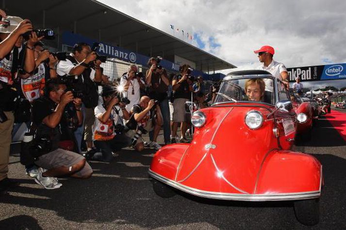 Lewis Hamilton fékk far í forláta farkosti þegar ökumenn voru kynntir fyrir kappaksturinn í Japan í gær.