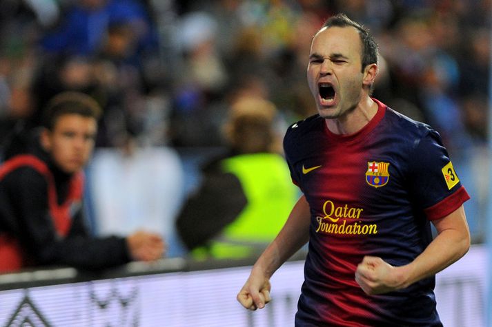 Iniesta fagnar marki sínu í kvöld.