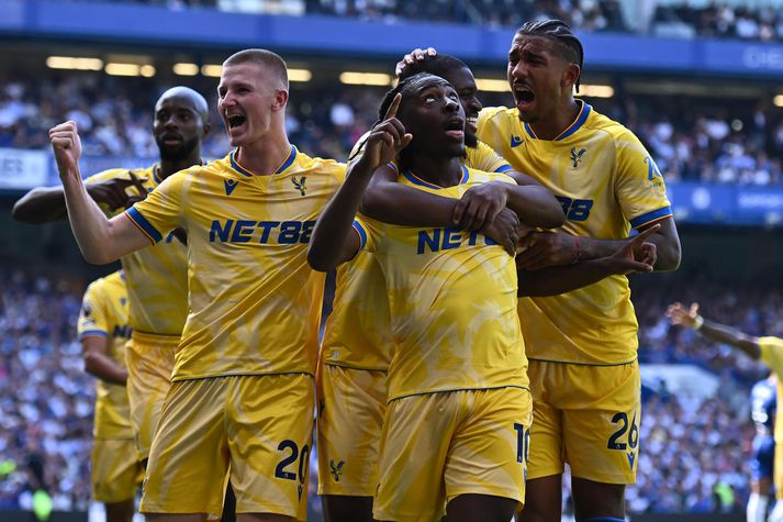 Ebere Eze fagnar jöfnunarmarki sínu fyrir Crystal Palace á Stamford Bridge í dag.