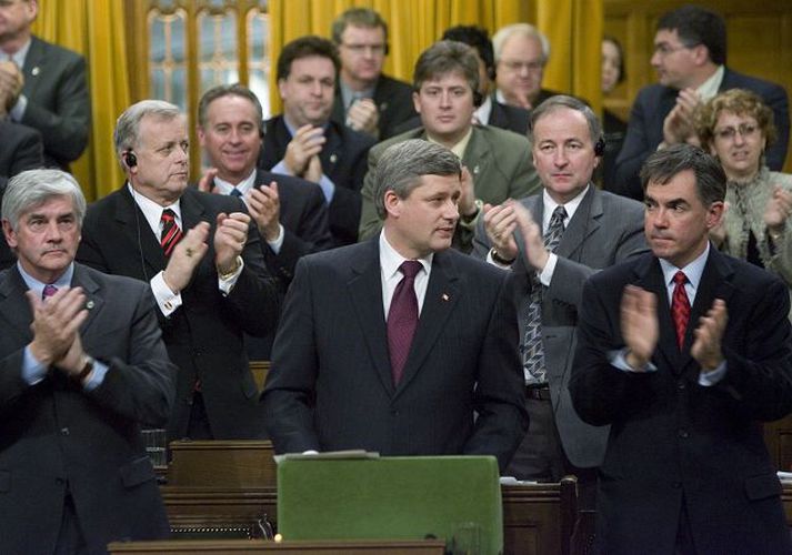 Ákaft var klappað fyrir Stephen Harper forsætisráðherra þegar hann ræddi um Quebec á þingi.