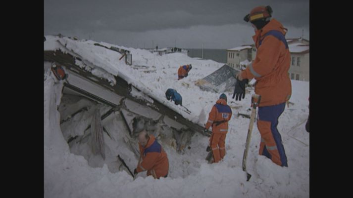 Björgunarfólk að störfum í Súðavík fyrir 30 árum.