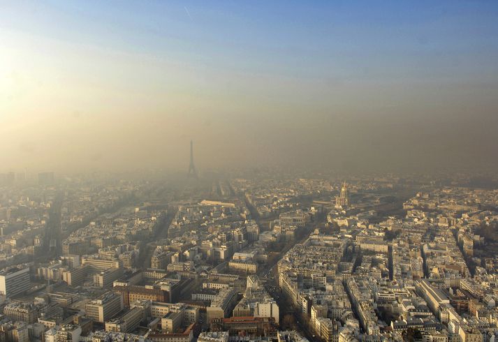 Mengun yfir París.