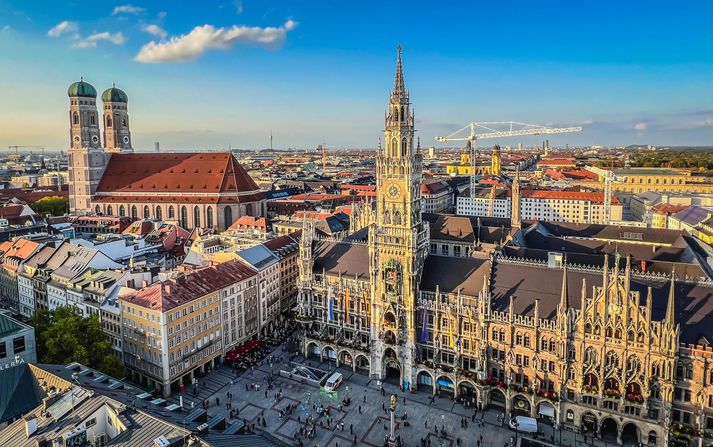 Frúarkirkjan og ráðhústorgið í München.