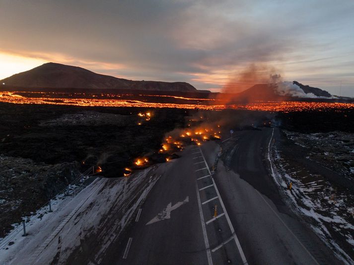 Hraun rann yfir Grindavíkurveg í nótt, eins og sést á þessari mynd sem tekin var í morgunsárið.