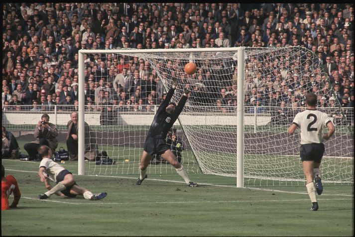 Geoff Hurst skorar hér frægt mark í úrslitaleik HM 1966 á milli Englands og Vestur-Þýskalands.