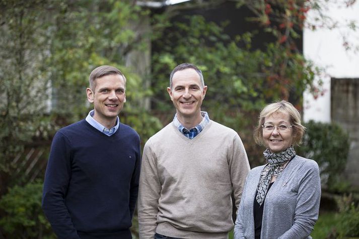 Læknaparið Dirk Zehender og Martin Strange ásamt listakonunni Gunnellu.