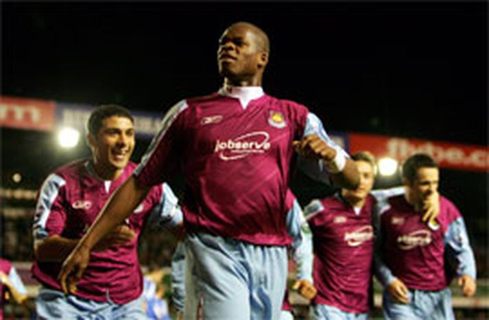 Marlon Harewood fagnar hér marki sínu fyrir West Ham áðan