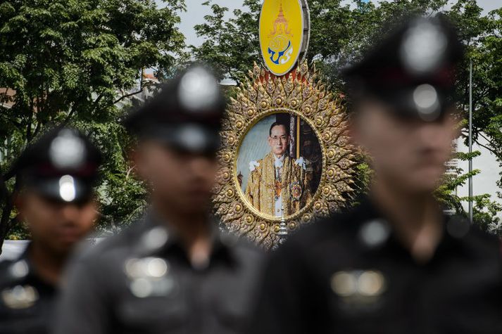 Bhumibol konungur lést fyrir um ári.