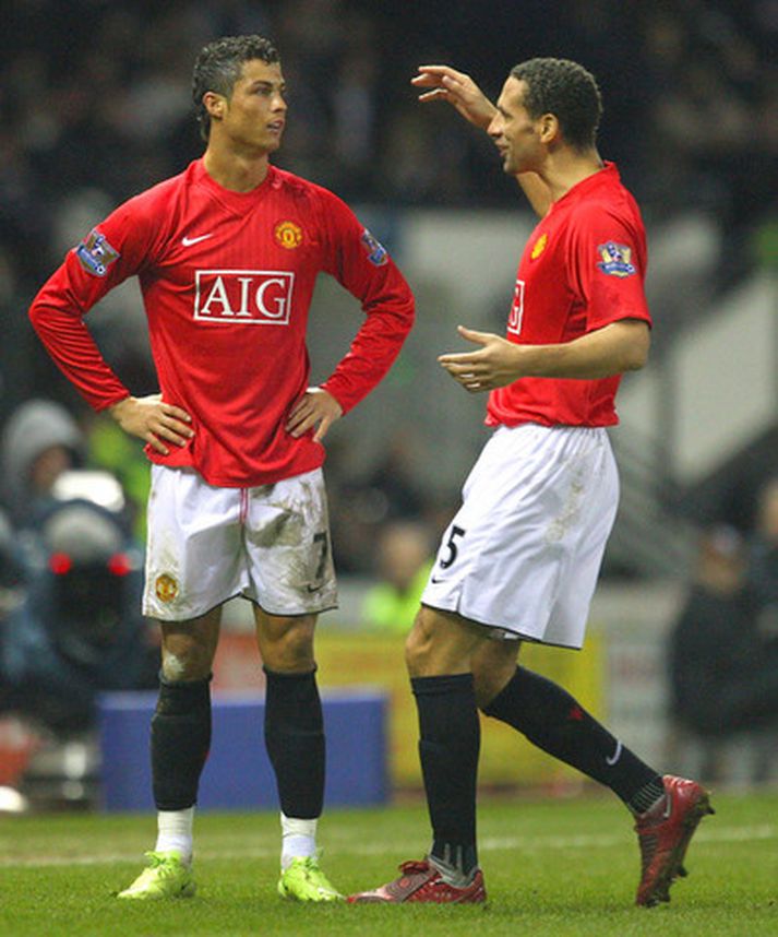 Rio Ferdinand fagnar marki með Cristiano Ronaldo.