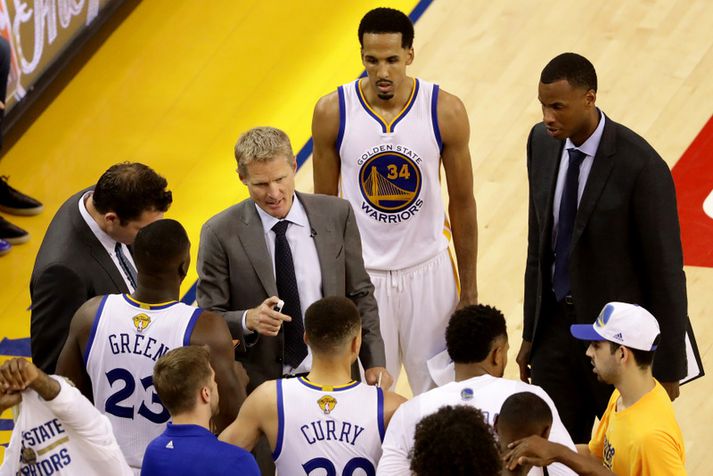 Steve Kerr, þjálfari Golden State Warriors, talar við sína menn áður en hann braut þjálfaraspjaldið sitt.