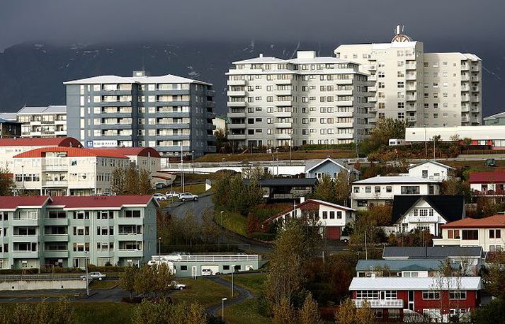 Lóðaverð er afar mismunandi eftir sveitarfélögum, og er talsvert lægra á Akureyri og Egilsstöðum en á höfuðborgarsvæðinu.
