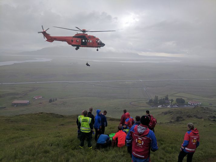 Rétt um tvö leitið var maðurinn kominn um borð í þyrlu og fluttur til aðhlynningar á sjúkrahúsi. Ekki er vitað nánar um líðan mannsins.