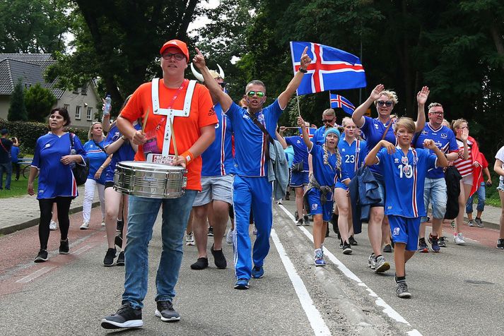 Íslenskt stuðningsfólk á leið á fótboltaleik erlendis.