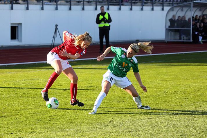 Elín Metta hefur skorað sex mörk í fjórum leikjum. Hér sýnir hún flott tilþrif í anda Johan Cruyff gegn Blikum í 3. umferðinni.