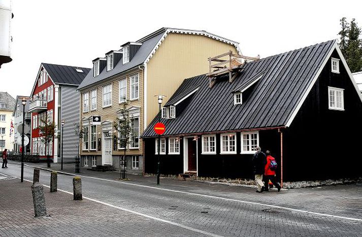 aðalstræti 10 Húsið var byggt árið 1762 og hýsti þá líklega dúkvefnaðarstofu. Snemma árs 2005 var ráðist í að endurbyggja það í samræmi við upphaflega gerð þess.