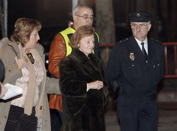 Isabella Peron, fyrrverandi forseti Argentínu, í fylgd lögreglu við dómssal í Madríd á Spáni, þaðan sem hún var framseld til heimalandsins í gær.