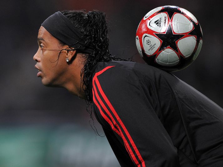 Ronaldinho leikur sér með boltann í upphitun.