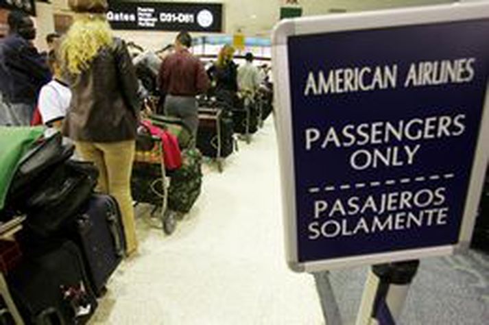 Við eitt af innritunarborðu American Airlines.