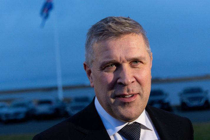 Bjarni vísar því á bug að um valdníðslu sé að ræða að leyfa veiti til hvalveiða. Það verði að tryggja greininni fyrirsjáanleika.