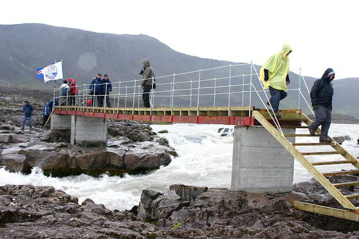 nýja brúin Brúnni er ætlað að vera fær gangandi mönnum, vélsleðum og jafnvel hestum ef varlega er farið.