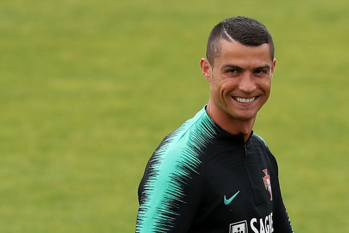 Ronaldo léttur á æfingu með portúgalska liðinu.