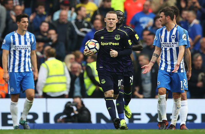 Wayne Rooney sá til þess að Everton fór ekki tómhent heim frá Amex-vellinum í Brighton.