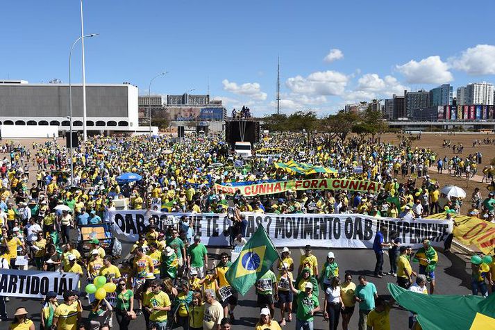 Mótmæli Mótmælendur flykktust út á götur Sao Paulo til að krefjast afsagnar forsetans. nordicphotos/afp