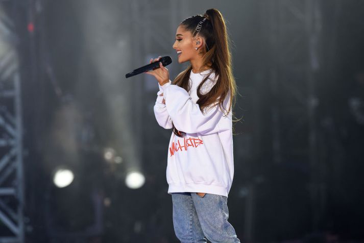 Ariana Grande sést hér á góðgerðartónleikunum, One Love, sem hún stóð fyrir eftir árásina við Manchester Arena.