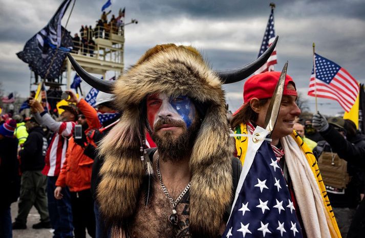 Jacob Anthony Angeli Chansley, varð nokkurskonar holdgervingur QAnon-hreyfingarinnar þann 6. janúar 2021, og var lengi kallaður QAnon-galdramaðurinn.