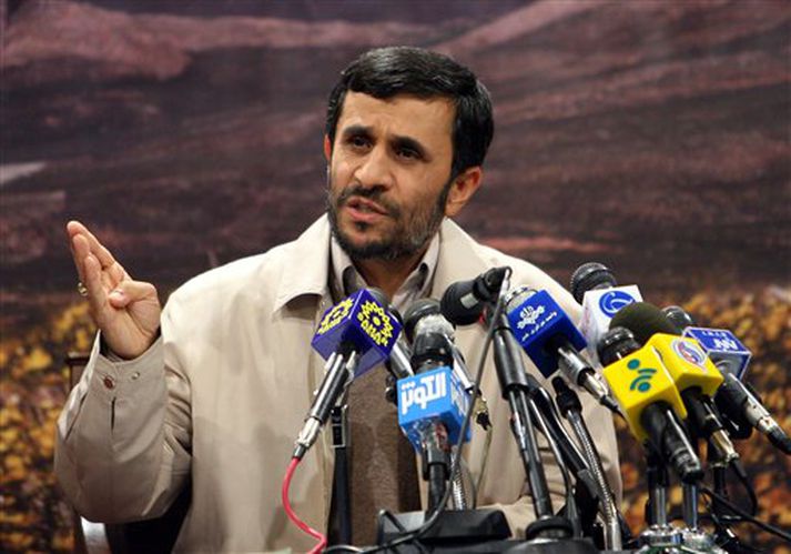 Mahmoud Ahmadinejad, Íransforseti, á blaðamannafundi í Teheran í dag.