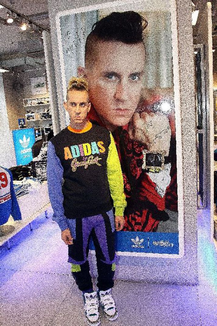 Jeremy Scott hannar strigaskólínu fyrir Adidas. Línan inniheldur meðal annars strigaskó fyrir hunda.