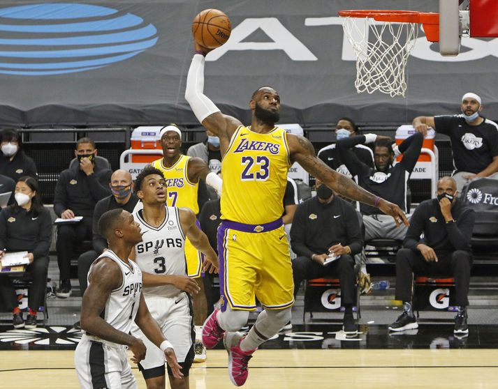 LeBron James treður boltanum í körfuna í leik með Los Angeles Lakers í NBA deildinni.