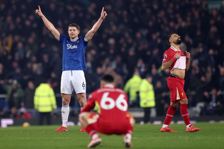  James Tarkowski fagnar jöfnunarmarki sínu en Liverpool mennirnir Trent Alexander-Arnold og Mohamed Salah eru súrir og svekktir.