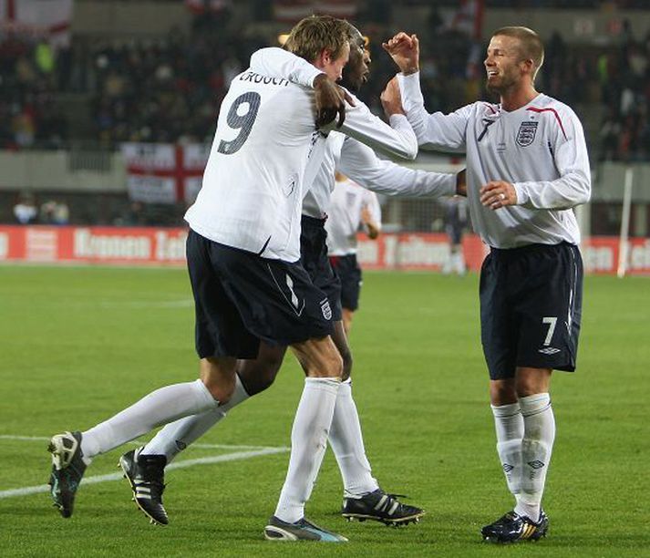 Beckham fagnar félögum sínum í landsleik með Englandi.