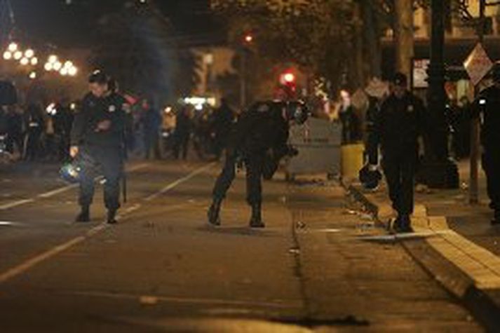 Lögreglumenn á vettvangi skotárásarinnar í San Francisco.