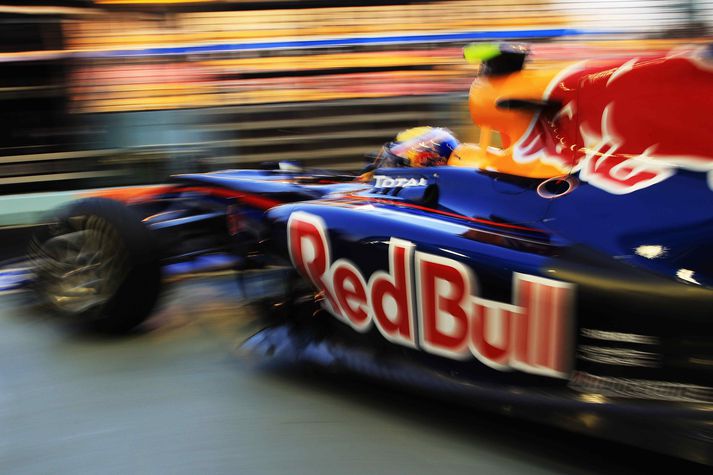 Mark Webber á Red Bull í Singapúr leggur af stað í hring um brautina.