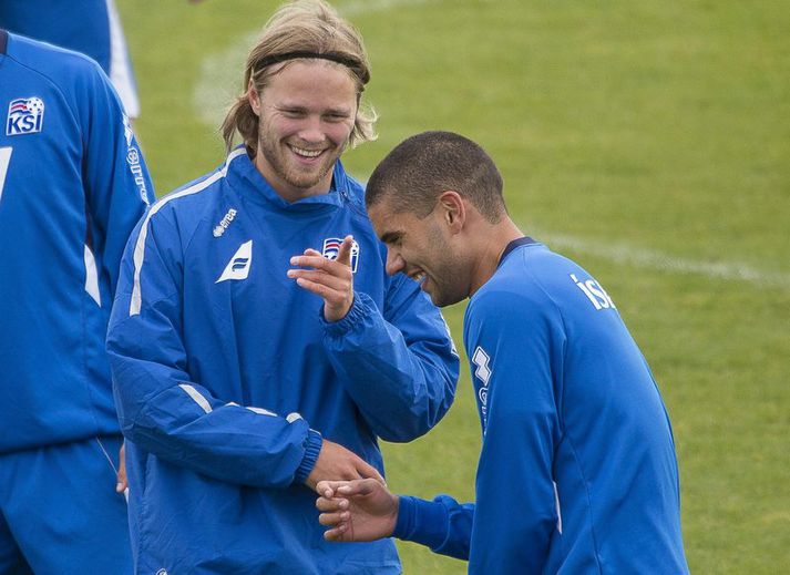 Birkir Bjarnason slær á létta strengi með Guðlaugi Victori Pálssyni á æfingu landsliðsins í Þorlákshöfn.