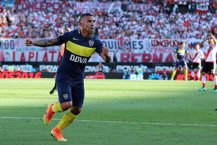 Tevez fagnar marki gegn River Plate í erkifjendaslagnum.